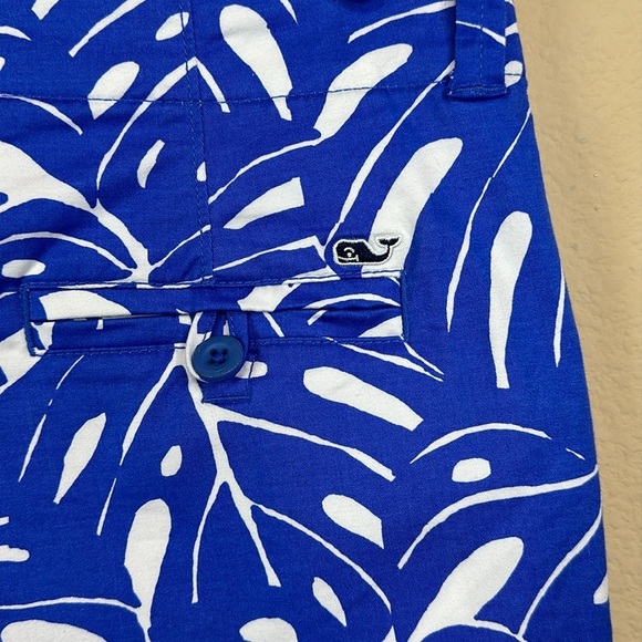 Vineyard Vines Mid Rise Palm Print Flat Front Shorts, Blue, White, Size 8 - Picture 3 of 7